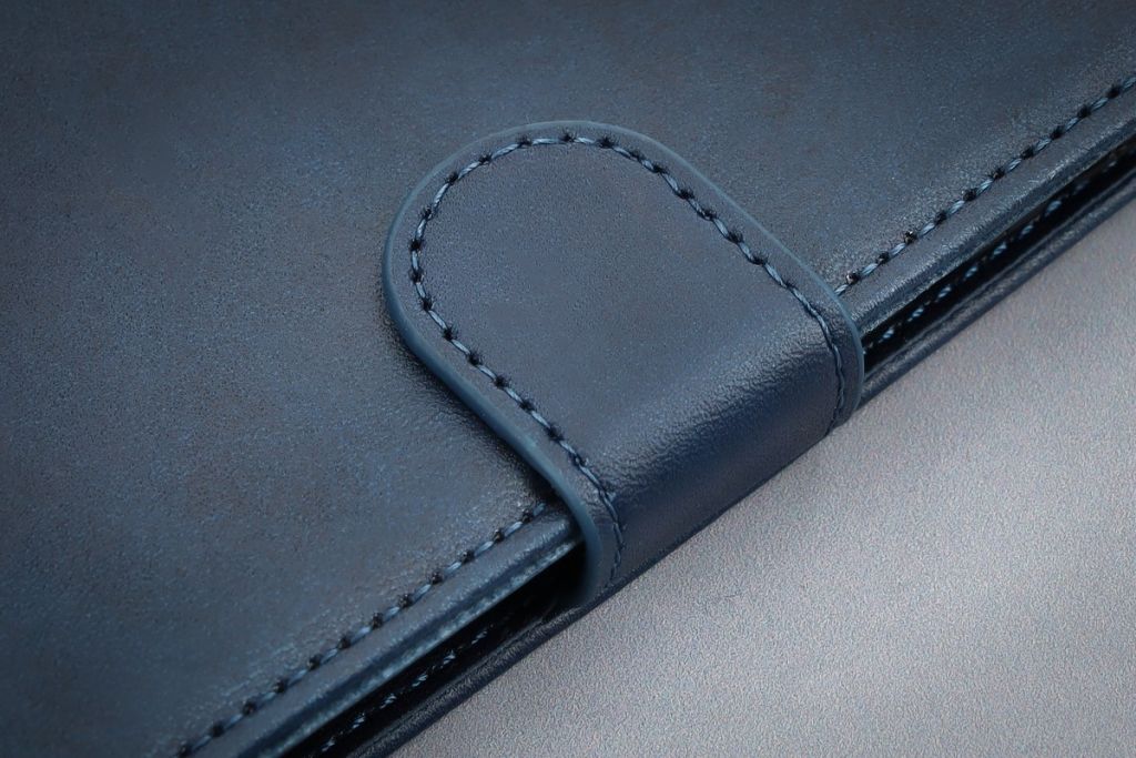 Zbliżenie na materiał i magnetyczne zamknięcie w etui Bizon Case Pocket