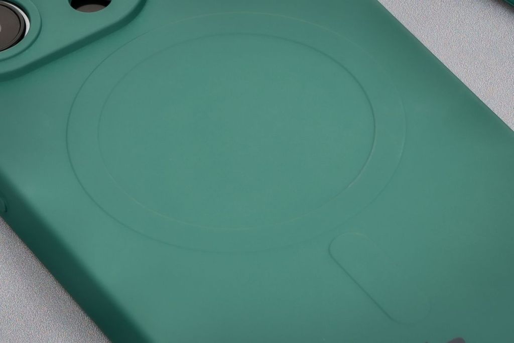Close-up of the magnetic ring in the Bizon Case Silicone Magnetic