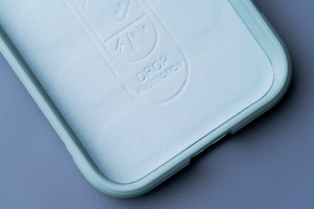 Zbliżenie na wyściółkę z mikrofibry w etui Bizon Case Tur