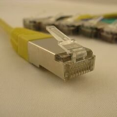 NetRack patchcord RJ45, osłonka zalewana, kat. 5e UTP, 15m żółty (BZPAT15UY)