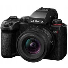 Panasonic Lumix DC-S5 II + 18-40mm