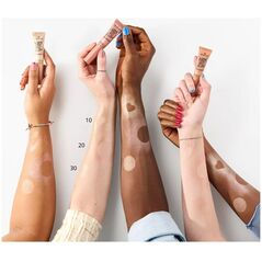Essence Baby Got Glow Rozświetlacz do twarzy w płynie 10ml Rose and Shine (20)