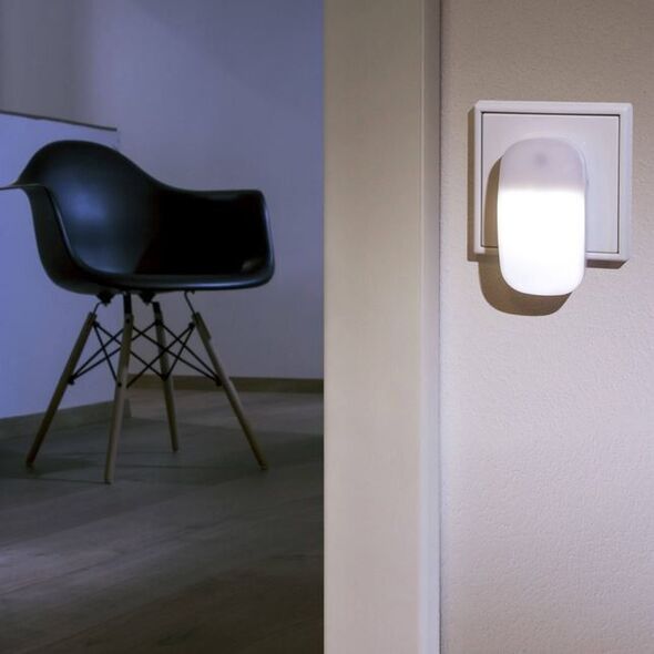 Lampka wtykowa do gniazdka Ansmann LED z czujnikiem zmierzchu (1600-0096) 853062 4013674055487