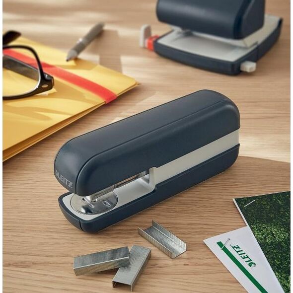 Zszywacz Leitz Zszywacz Leitz Cosy, szary, 30 kartek, 10 lat gwarancji 55670089 10089455 4002432125333