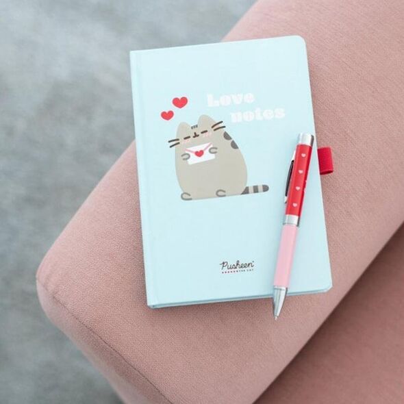 Pusheen Pusheen - Notanik + długopis latarka z kolekcji Purrfect Love 13196500 8435497277413