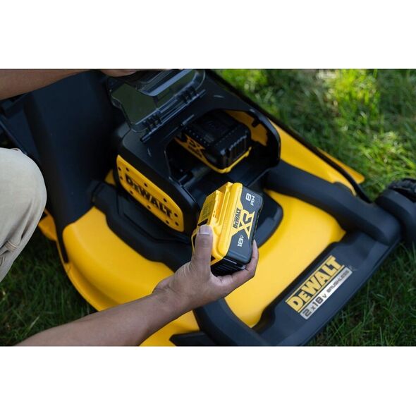 Kosiarka akumulatorowa Dewalt DEWALT KOSIARKA 2x18V DCMWP134W2 53cm 2x8,0Ah 14215305 5035048832653