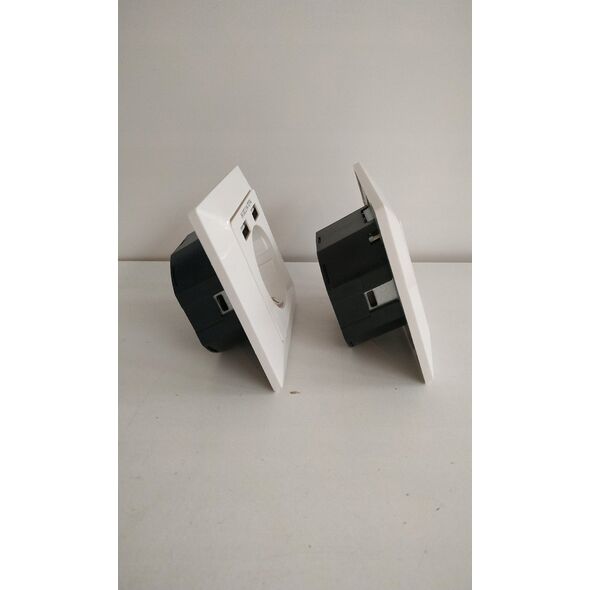 Digitus Assmann SOCKET WITH 2X USB PORTS/SAFETY WALL OUTLET 5V2.1A WHITE