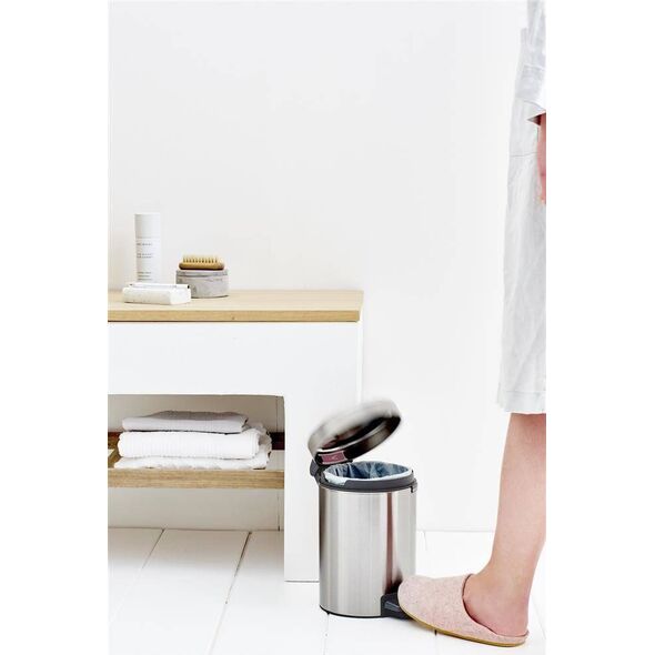 Kosz na śmieci Brabantia New Icon na pedał srebrny (11 21 64)