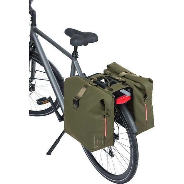 Basil Sakwa podwójna BASIL SOHO DOUBLE PANNIER BAG NORDLICHT MIK, MIK System (ready to go) 41L, 100% wodoodporna moss green oświetlenie Nordlicht Technology
