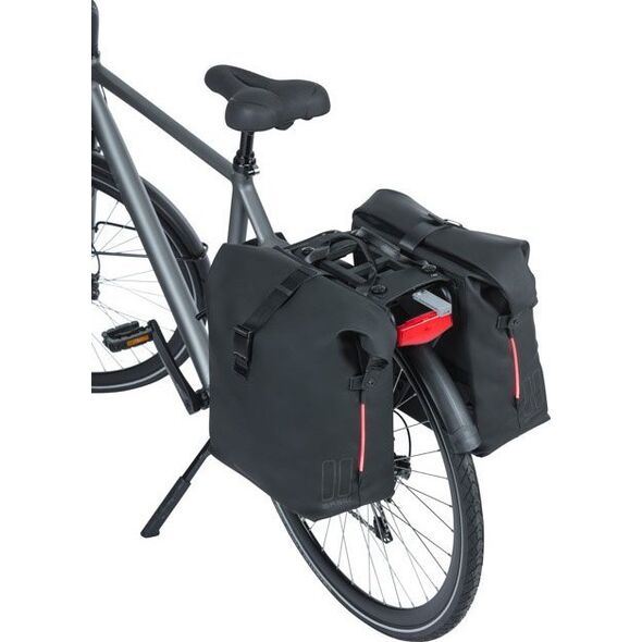 Basil Sakwa podwójna BASIL SOHO DOUBLE PANNIER BAG NORDLICHT MIK, MIK System (ready to go) 41L 100% wodoodporna night black oświetlenie Nordlicht Technology