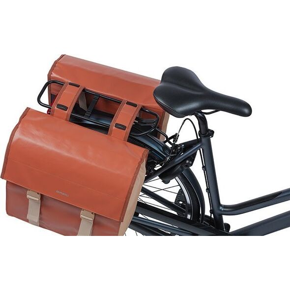 Basil Sakwa miejska podwójna BASIL URBAN LOAD DOUBLE PANNIER BAG 48-53L, Universal Bridge System, 100% wodoodporna, terra red/rose (NEW 2024)