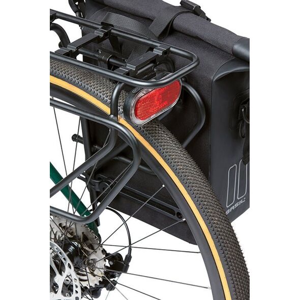 Basil Sakwa pojedyncza BASIL NAVIGATOR WATERPROOF SINGLE PANNIER BAG M 12-15 L, Hook On System, wodoodporna, black (NEW 2024)