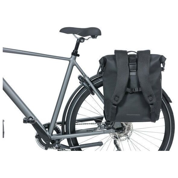 Basil Plecak/Sakwa rowerowa BASIL SOHO BACKPACK NORDLICHT17L, mocowanie na haki Hook-On System, wodoodporny poliester, oświetlenie, night black (NEW 2024)