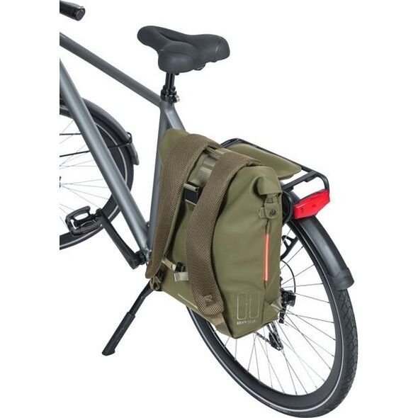 Basil Plecak/Sakwa rowerowa BASIL SOHO BACKPACK NORDLICHT17L, mocowanie na haki Hook-On System, wodoodporny poliester, oświetlenie, moss green (NEW 2024)