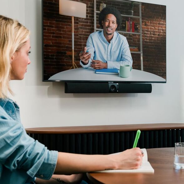 Kamera internetowa OWL Owl Labs Urządzenie do wideokonferencji Owl Bar - listwa wideokonferencyjna 4K z aktywnym ustawianiem ostrości głośników (dodaj Meeting Owl 4+, Meeting Owl 3 lub Meeting Owl Pro, aby uzyskać 360-stopniowe pokrycie i automatyczne prz