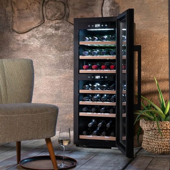 Caso Caso | Smart Wine Cooler | WineExclusive 126 | Energy efficiency class G | Free standing | Bottles capacity 126 bottles | Cooling type Compressor technology | Juodas