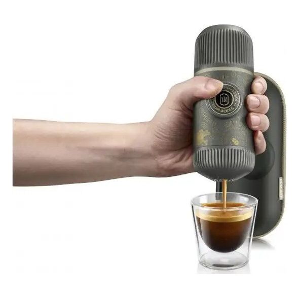 Ekspres ciśnieniowy Wacaco Pusiau automatinis maltos kavos aparatas su dėklu WACACO NANOPRESSO DARK SOULS Pilkas