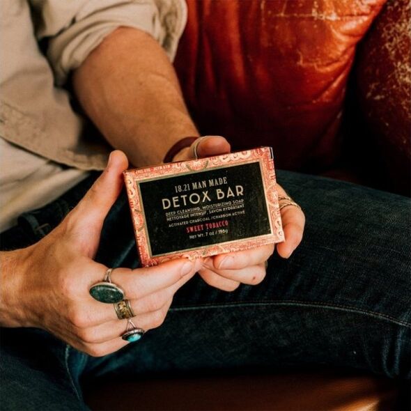 Health and Beauty 18.21 Man Made Detox Bar Soap Sweet Tobacco valomasis muilas vyrams, tinka veidui ir kūnui, 198 g