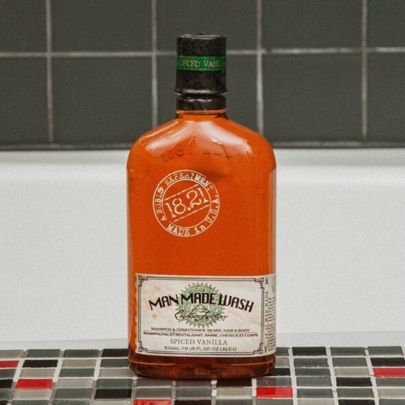 Baylis & Harding 18.21 Man Made Wash Spiced Vanilla daugiafunkcė priemonė vyrams 3in1: šampūnas, kondicionierius ir kūno prausiklis viename, 530 ml