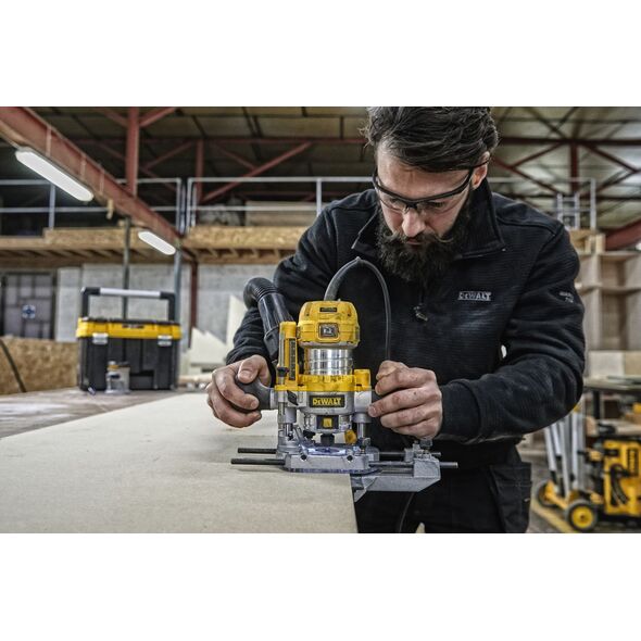 Frezarka Dewalt D26204K 900 W