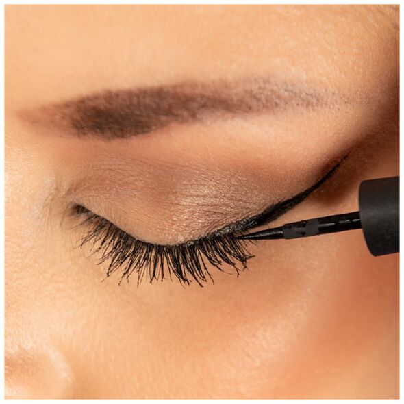 Bel London Bel London, Dip Liner, Aqua, Αδιάβροχο, Έγχρωμο, Contouring, Liquid Eyeliner, Μαύρο ματ, 2,5 ml για γυναίκες 13075699 5060693816017