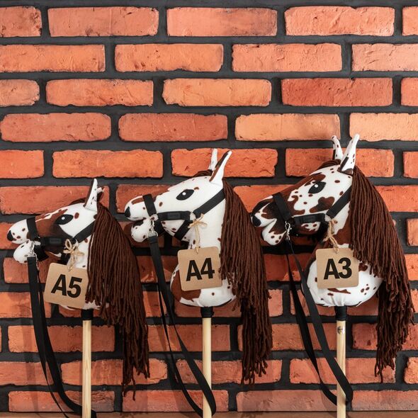 Froster Hobby Horse Skippi A5 - w plamy - brązowe plamki - koń na kiju - kantar