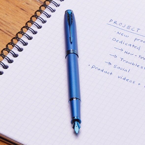 Parker PARKER Füller IM Monochrome Blue PVD                  M Blau Geschenkbox