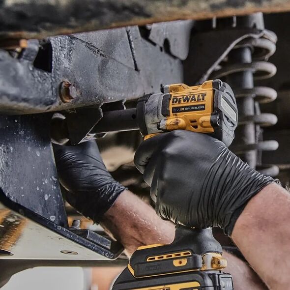 Klucz udarowy Dewalt DEWALT KLUCZ UDAROWY 1/2" 18V 406Nm 2x5,0Ah Z WYTŁOCZKĄ DO WÓZKA PIERŚCIEŃ DCF921P2G