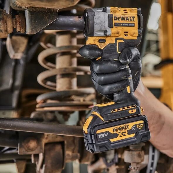 Klucz udarowy Dewalt DEWALT KLUCZ UDAROWY 1/2" 18V 406Nm 2x5,0Ah Z WYTŁOCZKĄ DO WÓZKA PIERŚCIEŃ DCF921P2G