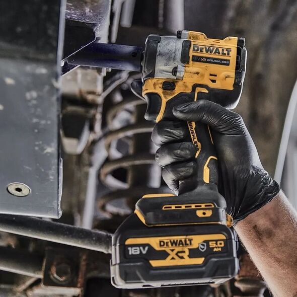 Klucz udarowy Dewalt DEWALT KLUCZ UDAROWY 1/2" 18V 406Nm 2x5,0Ah Z WYTŁOCZKĄ DO WÓZKA PIERŚCIEŃ DCF921P2G