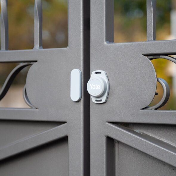 Yale Inteligentny sterownik do garażu 1x Smart Opener , 1x Door Position Sensor, 1x Magnes, 2x Dodatkowy kabel, 2x Taśma instalacyjna