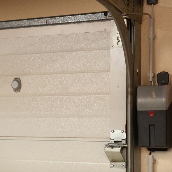 Yale Inteligentny sterownik do garażu 1x Smart Opener , 1x Door Position Sensor, 1x Magnes, 2x Dodatkowy kabel, 2x Taśma instalacyjna
