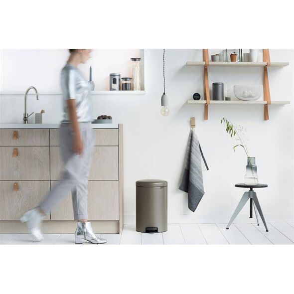 Kosz na śmieci Brabantia New Icon na pedał srebrny (114045)