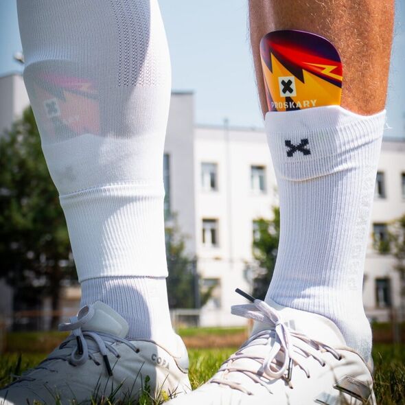 Ochraniacze piłkarskie Proskary Comic Shin Pads czarno-pomarańczowe 12x8 cm