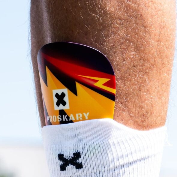 Ochraniacze piłkarskie Proskary Comic Shin Pads czarno-pomarańczowe 12x8 cm