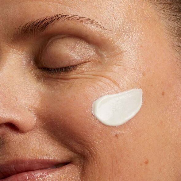 CLARINS NUTRI-LUMIERE DARK SPOT CONTROL REVITALIZING DAY CREAM SPF15 50ML