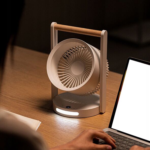 WENTYLATOR BIURKOWY Z DREWNIANĄ RĄCZKĄ, POZIOMY PRĘDKOŚCI, Z LAMPKĄ NOCNĄ, WYŚWIETLACZ, WSKAŹNIK NAŁDAOWANIA , LADOWANIE USB C, 10W, 3600 mAh,6,4"