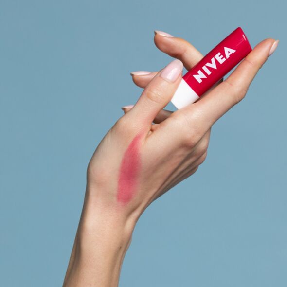 NIVEA CHERRY SHINE Pomadka ochronna do ust wiśniowa koloryzująca 4,8g