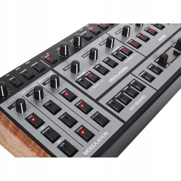 Oberheim OB-X8 Desktop - polifoniczny syntezator analogowy