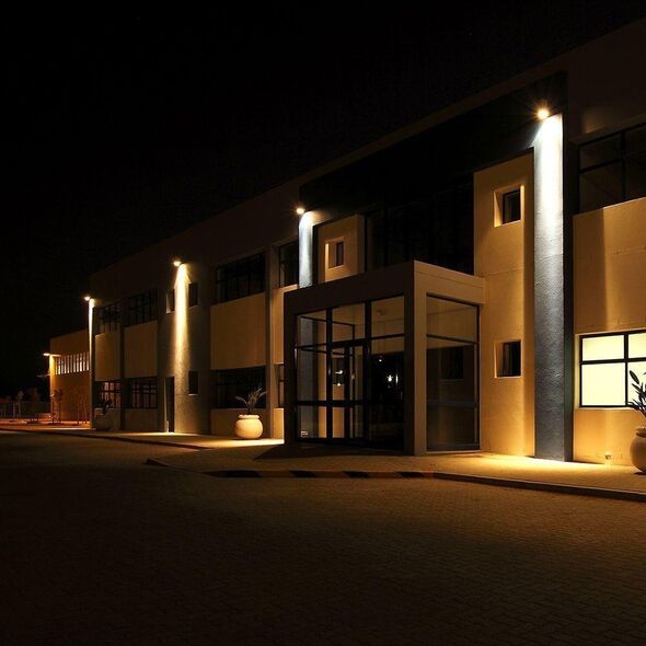 Naświetlacz V-TAC Projektor LED V-TAC 200W 185Lm/W Czarny VT-44205 4000K 37000lm