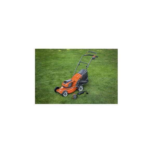 Cordless lawnmower HUSQVARNA LC137i with accessories
