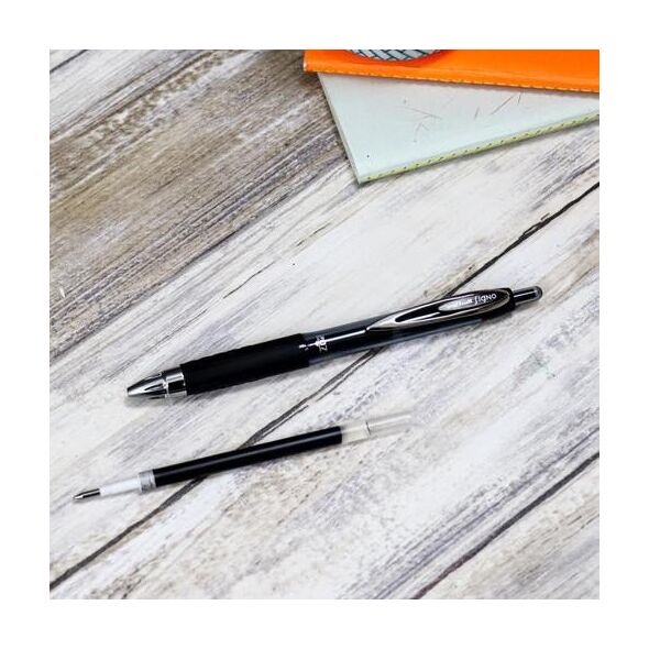 Uni-ball Signo 207 fine  2stk Sorte rollerpenne+ 2stk refills. Med behageligt gummigreb, stregbredde 0,5mm