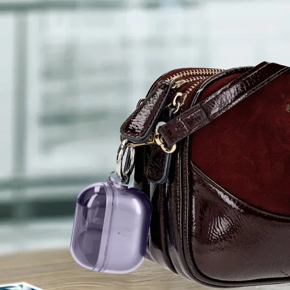 Elastyczne etui z karabińczykiem Bizon Case Headphone Clear do Samsung Galaxy Buds 3/3 Pro przeźroczysto-fioletowe