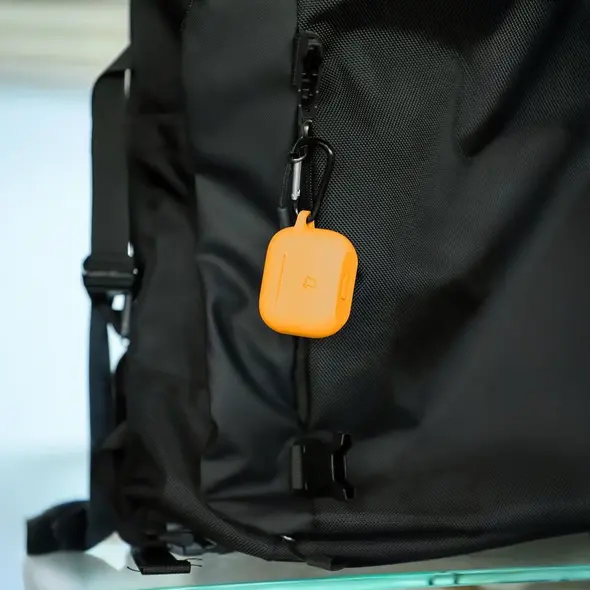 Silikonowe etui z karabińczykiem Bizon Case Headphone Silicone do Apple AirPods 3 marchewkowe