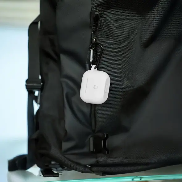 Silikonowe etui z karabińczykiem Bizon Case Headphone Silicone do Apple AirPods 3 białe