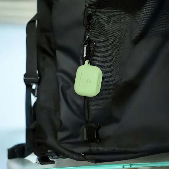 Silikonowe etui z karabińczykiem Bizon Case Headphone Silicone do Apple AirPods 4 jasnozielone