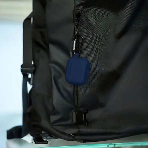 Silikonowe etui z karabińczykiem Bizon Case Headphone Silicone do Apple AirPods 4 granatowe