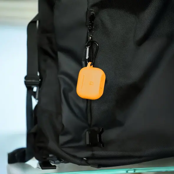 Silikonowe etui z karabińczykiem Bizon Case Headphone Silicone do Apple AirPods 4 marchewkowe