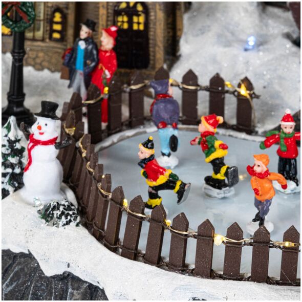 Χριστουγεννιάτικο χωριό με φωτισμό και κινούμενο ανεμιστήρα