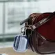 Elastyczne etui z karabińczykiem Bizon Case Headphone Clear do Samsung Galaxy Buds 3/3 Pro przeźroczysto-niebieskie